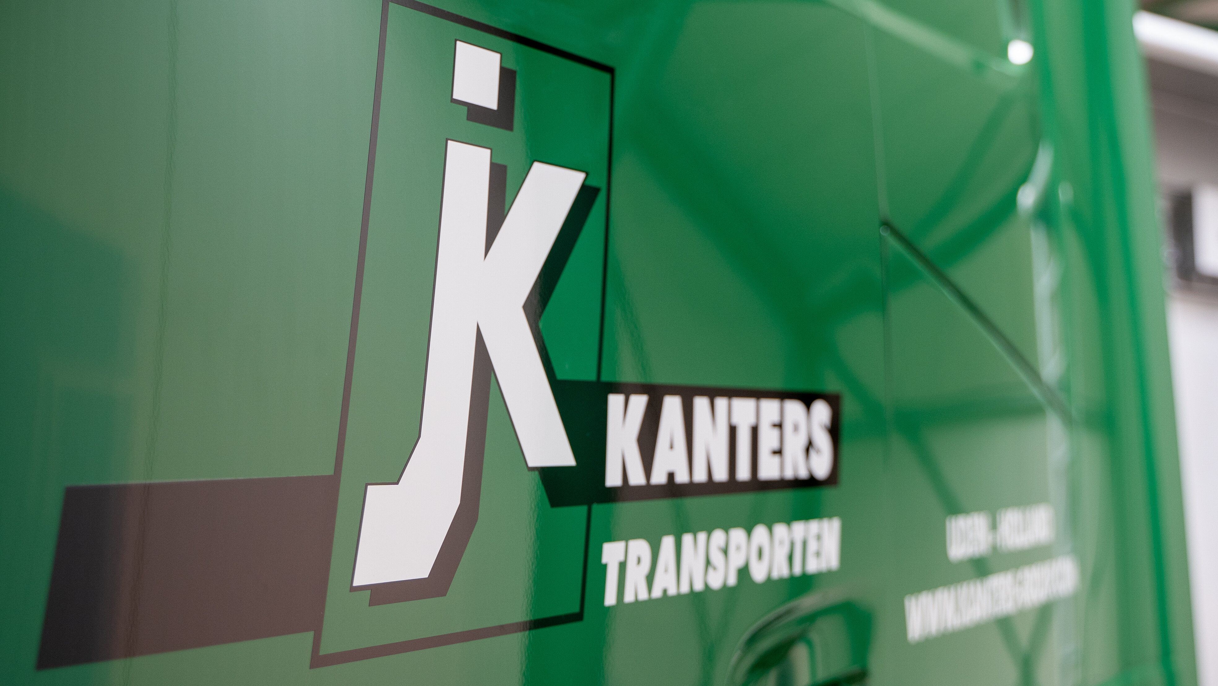 Vrachtwagen met logo van Kanters